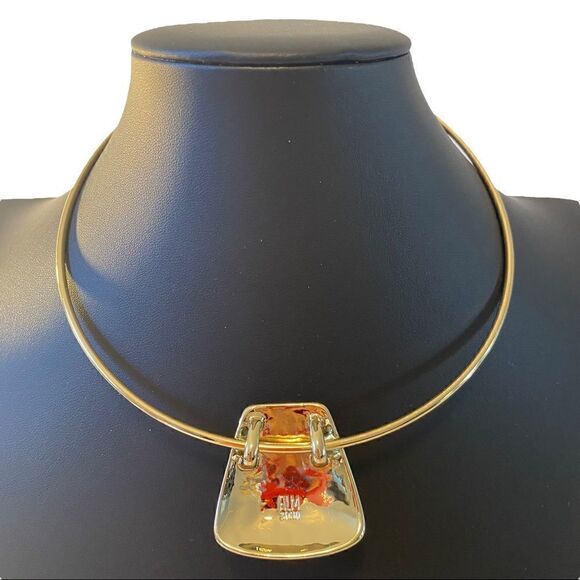 Simply Elegant Gold Toned Slider with Rounded Trapezoid Shaped Pendant. - Picture 4 of 6